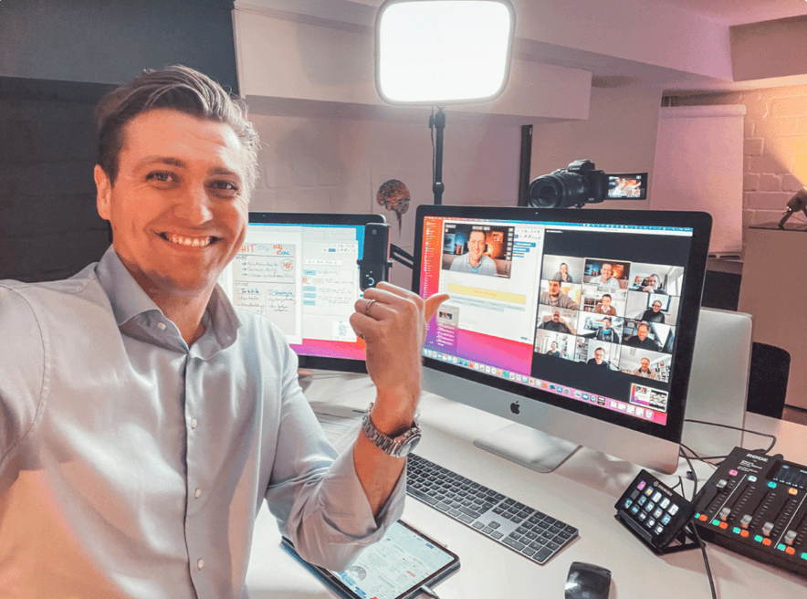 Frederik Hümmeke im Home-Office mit Team Video-Call